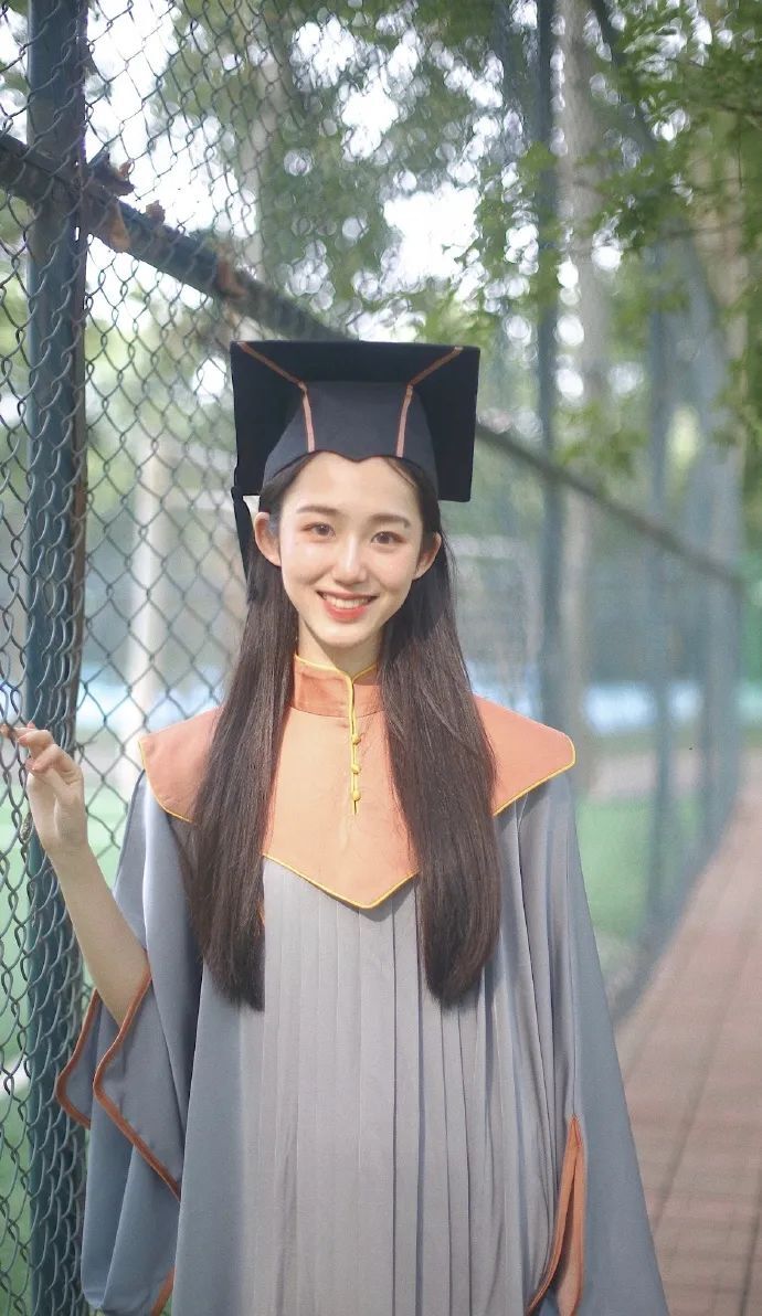 中央美院“學(xué)士服”美上熱搜！網(wǎng)友：這是什么神仙設(shè)計？