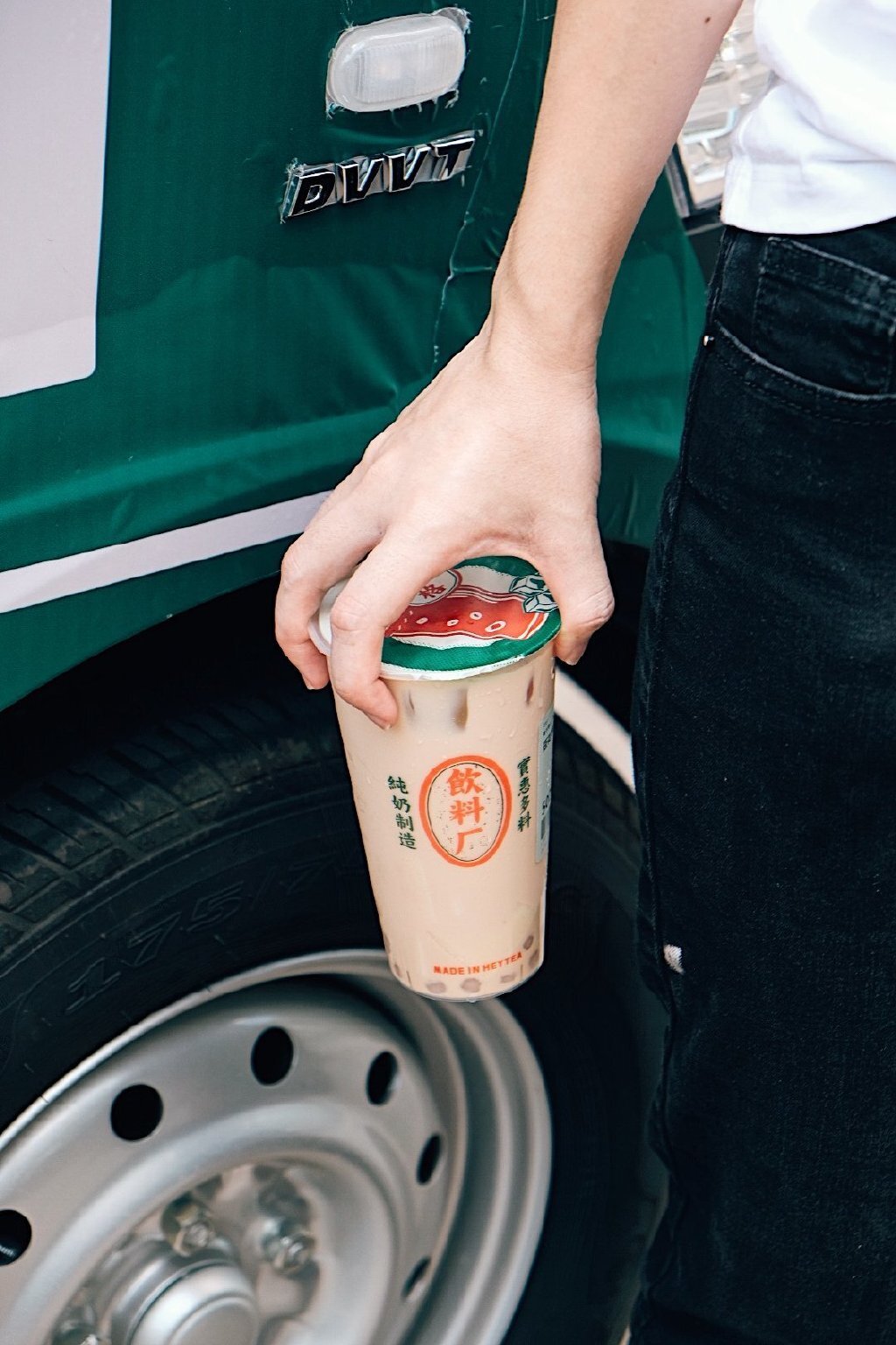 喜小茶飲料廠來了，開著五菱汽車限時(shí)“土酷”出攤