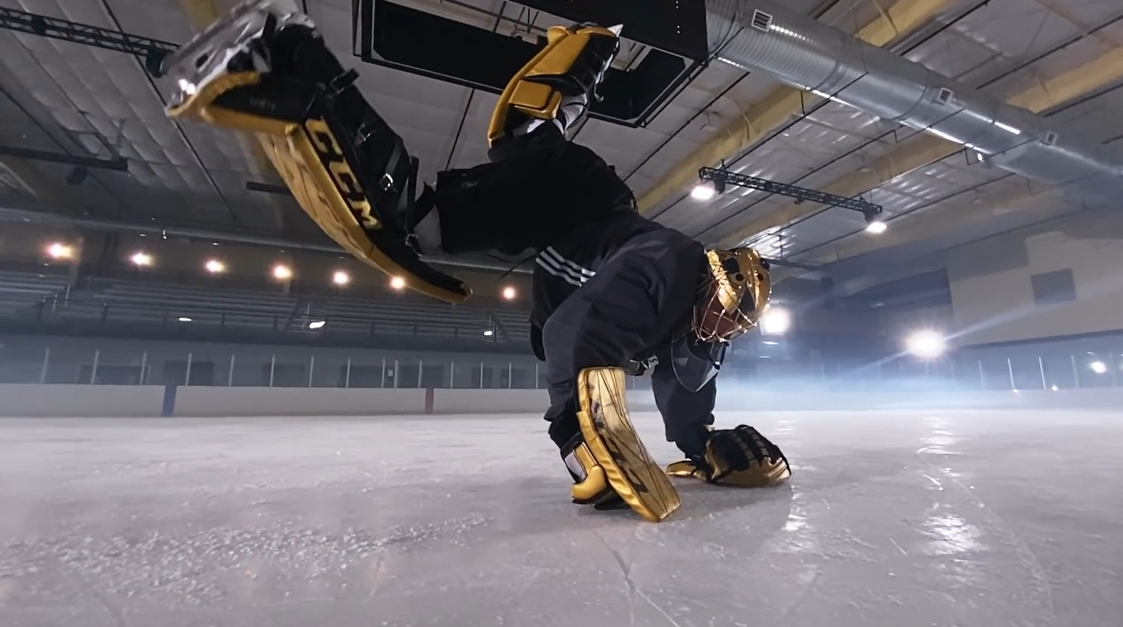 慶祝NHL復賽，他們把iPhone綁在了冰球棍上