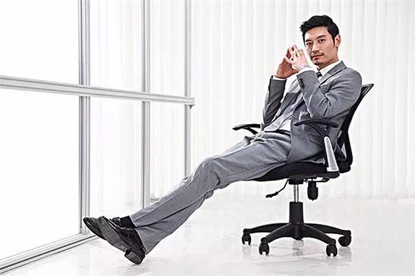 父親節(jié)快樂！成熟男士拍照擺姿要點